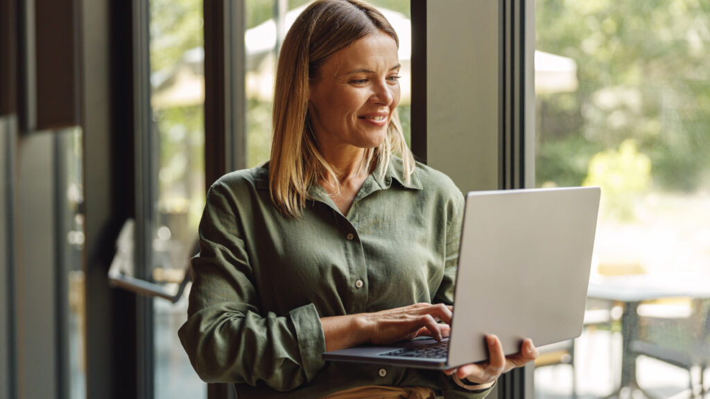 Frau arbeitet an einem Computer