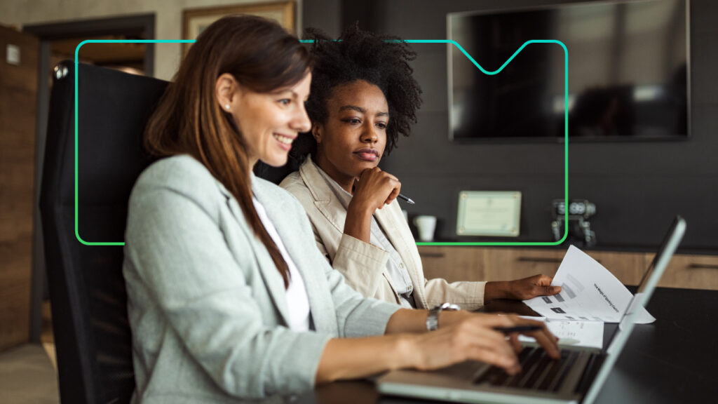 Zwei Frauen arbeiten gemeinsam an einem Laptop